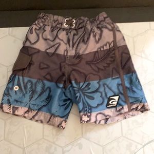 Laguna’s boys 3T be swimming trunks.